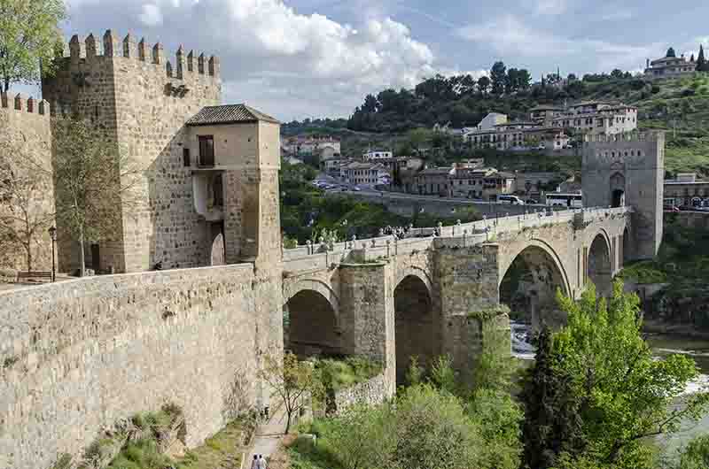Toledo 060 - puente de San Martin.jpg